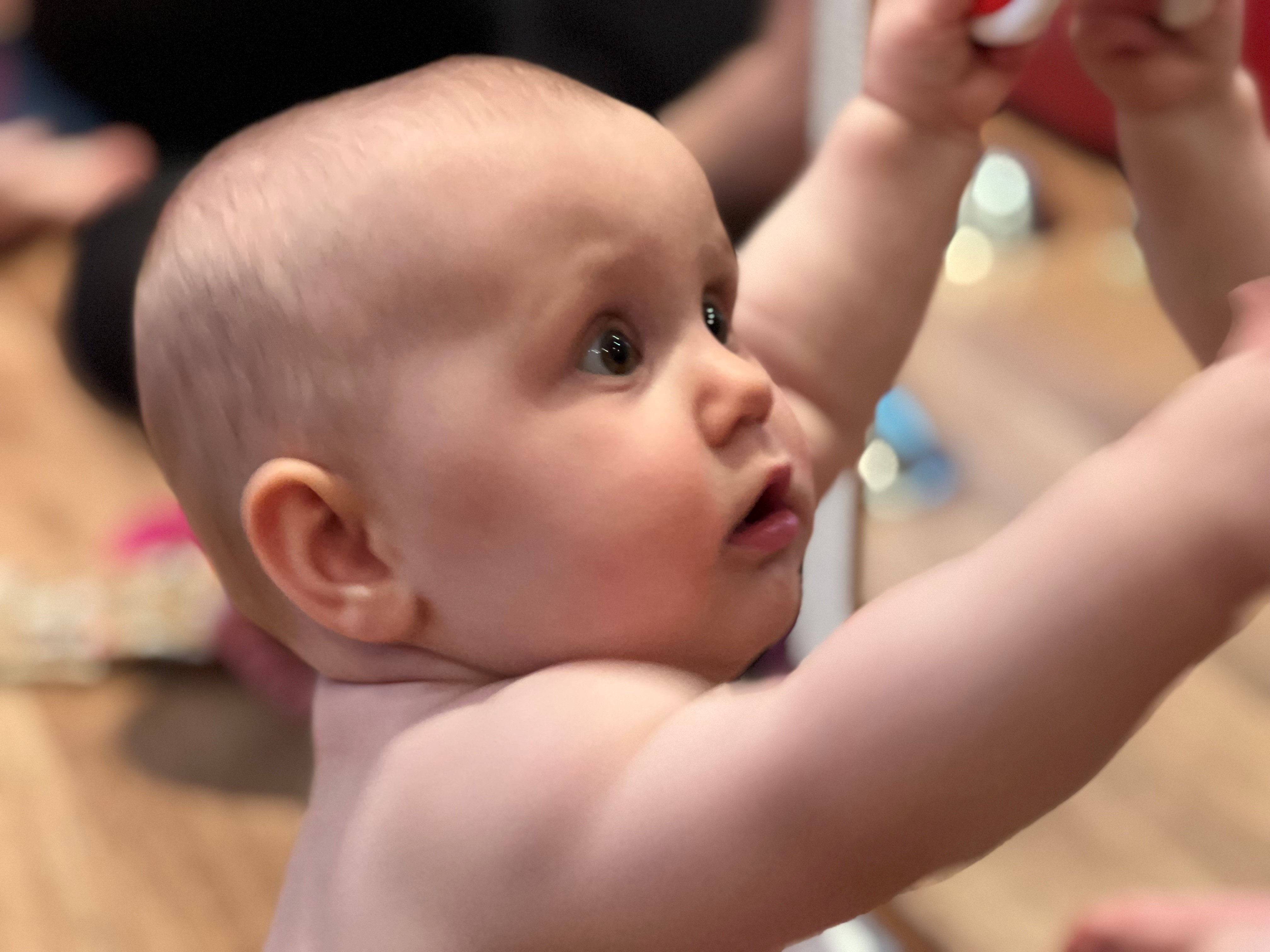 Baby schaut mit großen Augen